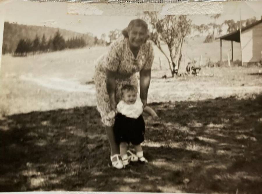 1943_-_browne_-_agnes_browne_nee_rattray_and_baby_laurence_johnston_at_greenhills.jpg