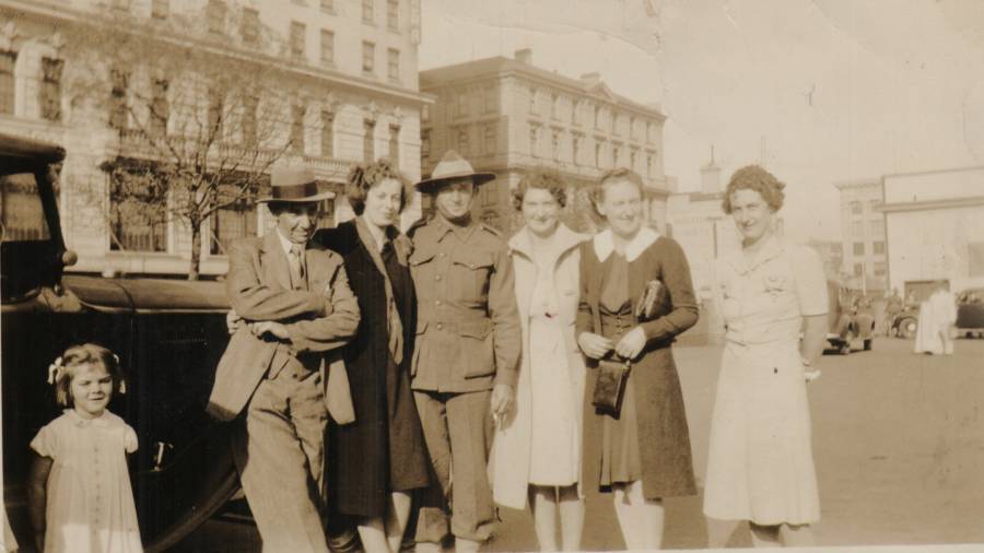 unknown_-_photograph_-_arthur_jean_keith_sisters_-_laurie_johnston_-_picture_043.jpg