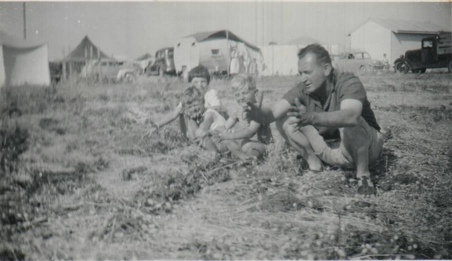 unknown_-_photograph_-_keith_and_boys_at_port_arlington_-_laurie_johnston_-_picture_050.jpg